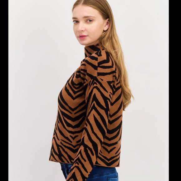 Carmen Marc Valvo mockneck long sleeve cozy tiger print sweater size Medium-NWOT - Picture 3 of 10